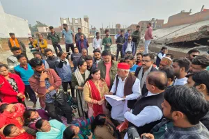 अयोध्या: सप्तसागर पहुंचे सांसद व पूर्व मंत्री, बिलख बिलख कर रो पड़े पीड़ित परिवार...जानें मामला 