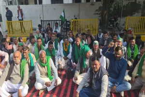 मुरादाबाद : मंडलायुक्त कार्यालय के बाहर अनिश्चितकालीन धरने पर बैठे सैकड़ों किसान, की ये मांग