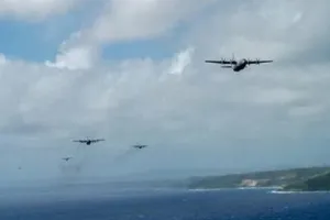 अमेरिकी नौसेना के युद्धपोत ने 'गलती से' अपने ही लड़ाकू विमान को मार गिराया, दो पायलट थे सवार  