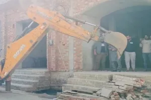 Sambhal News : अवैध निर्माण पर बड़ा एक्शन, सांसद जियाउर्रहमान बर्क के घर चला बुलडोजर...तोड़ी गईं सीढ़ियां