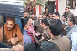 अमरोहा : एंटी करप्शन टीम ने रिश्वत लेते लेखपाल को पकड़ा, नोकझोंक