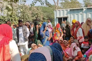 कन्नौज में सड़क हादसे में आठ लोगों की मौत का मामला: कंपनी ताला डालकर हो गई फरार, परिजनों ने किया हंगामा