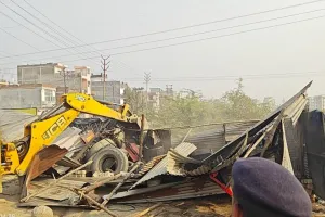 कानपुर में पनकी गंगागंज और शताब्दी नगर में फिर गरजा बुलडोजर: फुटपाथ और सड़क पर अवैध रूप से अतिक्रमण किये कब्जों को ढहाया