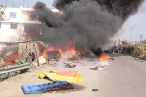 उन्नाव में इंजन की चिंगारी से लगी आग: चार दुकानें जलकर खाक, पिता-पुत्र झुलसे, लाखों का सामान जलकर खाक