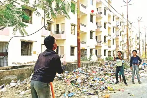 कानपुर में केडीए के फ्लैटों में आईं दरारें, लिफ्ट में लग गई जंग: शताब्दी नगर में बनाए गये फ्लैट्स दुर्दशाग्रस्त, कूड़े में खेलने को मजबूर बच्चे