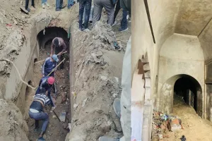 Sambhal News : चन्दौसी में दूसरे दिन बावड़ी की खोदाई में निकला महल जैसा ढांचा, डीएम-एसपी ने खोदाई स्थल का किया निरीक्षण