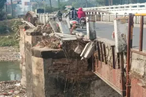 मुरादाबाद : जर्जर हालत में गागन नदी पर बना पुल, बरेली जैसे हादसे का इंतजार