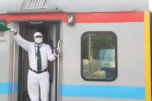 शाहजहांपुर: ट्रेन के एसएलआर के चक्के में आ गई थी गड़बड़ी...अब लापरवाही बरतने वाला गार्ड निलंबित