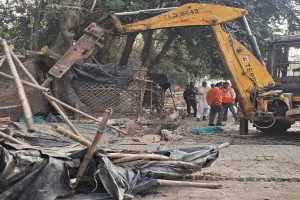 Prayagraj News : नगर निगम ने रीवा राजमार्ग पर चलाया अतिक्रमण अभियान