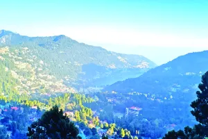 क्रिसमस और नए साल के जश्न के लिए सज रहा है नैनीताल 