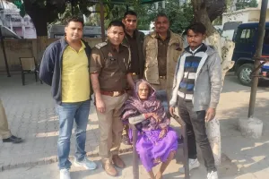 Moradabad News : भटकती मिली 85 वर्षीय वृद्धा, पुलिस ने सोशल मीडिया की मदद से परिवार से मिलवाया