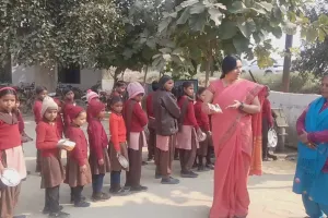 kannauj news : बच्चों को नाली के पास जमीन पर बैठे देख भड़कीं सदस्य