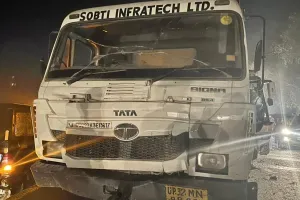 Lucknow accident: एनएचआई पर तिरछे खड़े ओवरलोड डंपर से टकराई बस, एक दर्जन से ज्यादा घायल