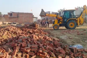 Bahraich News : सरकारी जमीन पर हो गया था कब्जा, प्रशासन ने चलाया बुलडोजर