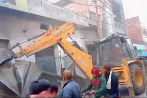 संभल : सांसद व विधायक के मोहल्लों में अतिक्रमण पर चला बुलडोजर, घरों के आगे बने स्लैब और टीनशेड किए ध्वस्त
