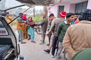 मुरादाबाद: हेल्पर की छत गिरकर मौत, परिजनों ने शव रखकर किया हंगामा