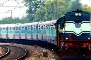 ट्रैक पर छोड़ी बाइक से टकराई महाबोधि एक्सप्रेस: कानपुर देहात में  बंद रेलवे क्रासिंग से ट्रैक पार करते समय हुआ तेज धमाका