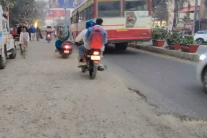 मुरादाबाद : स्मार्ट सिटी की सड़कें बदहाल, आवागमन में लोगों को हो रही परेशानी