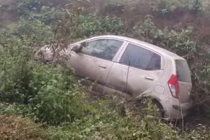 हल्द्वानी से बरेली आ रही कार खाई में पलटी, भाई-बहन की मौत, 4 लोग घायल