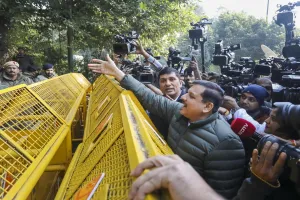 ‘शीश महल’ विवाद: AAP नेता सौरभ भारद्वाज और संजय सिंह को CM आवास में नहीं मिला प्रवेश, धरने पर बैठे