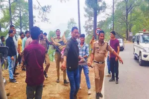 अल्मोड़ाः धौलछीना में खाई में गिरी कार, दो की मौत एक घायल  