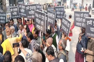 संभल : आगजनी का मुआवजा दो...1978 के दंगा पीड़ित इंसाफ मांगने पहुंचे न्यायिक आयोग के सामने