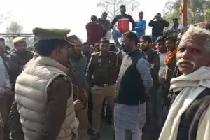 कासगंज: किसानों ने किया मथुरा बरेली हाइवे जाम, सदर विधायक पर अवैध कब्जा करने का आरोप 