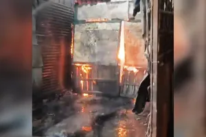 लखीमपुर खीरी: स्पेयर पार्ट्स की दुकान में आग से जला डेढ़ लाख का सामान