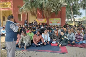 शाहजहांपुर : संविदा विद्युत कर्मचारियों का धरना-प्रदर्शन, छंटनी और निजीकरण के विरोध में फूटा गुस्सा