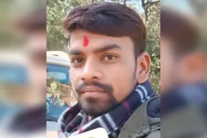 रामपुर: पुलिस के डर से भरी रफ्तार...लोडर बेकाबू होकर पलटा तो नीचे दबकर चालक की मौत