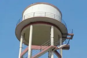 बदायूं: यहां 'वीरू' नहीं 'बसंती' चढ़ी पानी की टंकी पर...लोगों को फिल्म शोले की याद आ गई