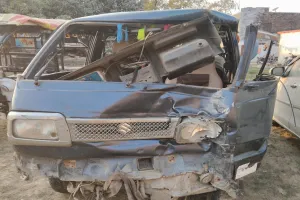 लखीमपुर खीरी: मारूती वैन व ई रिक्शा की जोरदार टक्कर, चपेट में आए दो बाइक सवारों की मौत 