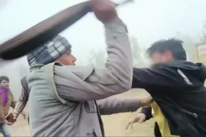 शाहजहांपुर : छेड़छाड़ के आरोपी प्रधान अध्यापक ने शिक्षिका के पति को पीटा, वीडियो वायरल