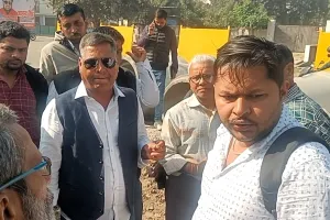 Kanpur: किदवई नगर में सीएम ग्रिड की सड़क के निर्माण कार्य के दौरान हंगामा, खोदाई के विरोध के बीच पार्षद ने रुकवाया काम