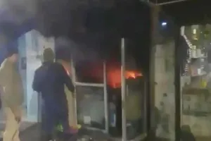 Bareilly: शॉर्ट सर्किट से गिफ्ट की दुकान में लगी भीषण आग, लाखों का नुकसान