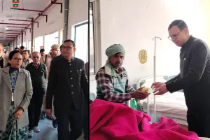 मुरादाबाद : गणतंत्र दिवस पर अपर जिलाधिकारी प्रशासन ने जिला अस्पताल में बांटे फल