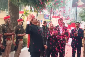 मुरादाबाद : मंडलायुक्त ने गणतंत्र दिवस पर किया राष्ट्रीय ध्वजारोहण, दिलाई संवैधानिक मूल्यों की शपथ