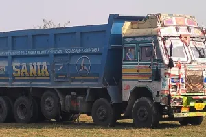लखीमपुर खीरी: कोहरे का कहर...डंपर ने बाइक सवारों को रौंदा, दो छात्रों की दर्दनाक मौत