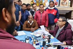 शाहजहांपुर: छंटनी के खिलाफ फूटा गुस्सा, बिजली संविदाकर्मियों ने दी आंदोलन की चेतावनी