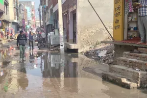 कासगंज: अमांपुर का ये इलाका नर्क में तब्दील...नालियां बंद तो सड़क बह रही गंदगी