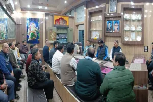 कासगंज : कैंसर पीडित की मदद को आगे आये व्यापारी, दी 1.90 लाख की मदद