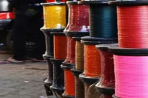 पीलीभीत: प्रतिबंध बेअसर...धड़ल्ले से हो रही चाइनीज मांझा की बिक्री