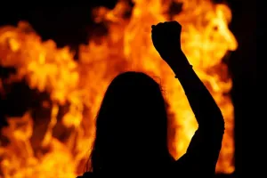 लखीमपुर खीरी: महिला की हरकत से हड़कंप...पुलिस पर डाला डीजल, फिर खुद भी किया आत्मदाह का प्रयास