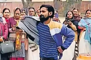 Bareilly: सीएचसी पर हुआ नागिन डांस, सफाई कर्मी के ठुमके का वीडियो वायरल