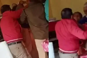 Video: राजस्व विभाग के दफ्तर में तैनात बाबू ने बुजुर्ग महिला को जूतों से पीटा, निलंबित 