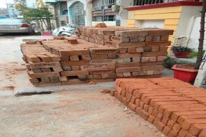 Bareilly: सड़क निर्माण में हो गया खेल, घटिया सामग्री का किया इस्तेमाल, ठेकेदारों में हड़कंप