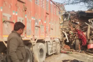 फर्रुखाबाद में दो ट्रकों की आमने-सामने भिड़ंत के बाद मची चीख-पुकार: हादसे में तीन की मौत व चार घायल, ट्रक के उड़े परखच्चे...