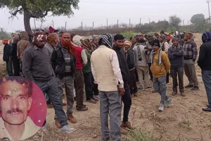 Auraiya News: संदिग्ध हालत में पेड़ के नीचे मिला किसान का शव, हत्या का आरोप, शरीर में चोटें और रगड़ के निशान मिले  