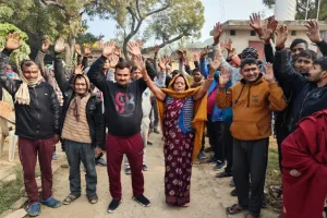 अमेठी: सांड के हमले से बुजुर्ग की मौत, पकड़ने में लापरवाही पर भड़के ग्रामीणों का प्रदर्शन