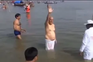 रक्षा मंत्री राजनाथ सिंह ने पवित्र संगम में लगाई आस्था की डुबकी
